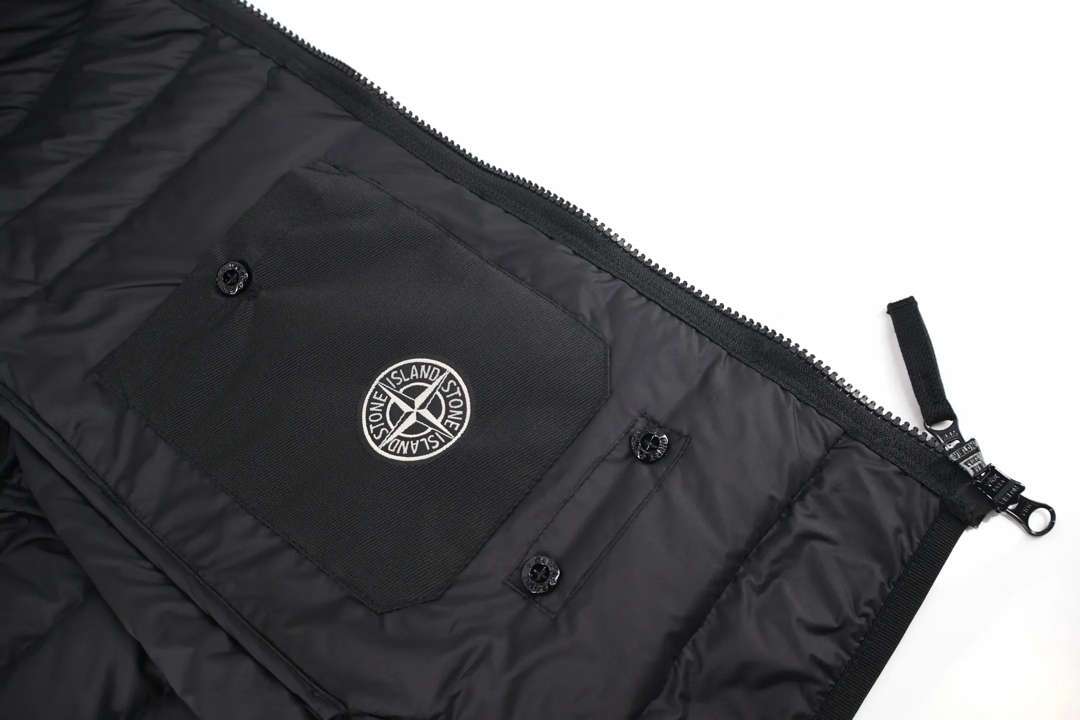 P1160 Stone Island rib quilted down jacket, custom-made original black dark plaid light fabric, filled with 90% white goose down, no modification to the version, after all, the whole piece is very slim and wrapped! High collar, long hem and one layer of shrink-folding for improved warmth! Elastic cuffs, inner drawstring, full of details for outdoor use! Ykk logo zipper. Size:S-M-L-XL
